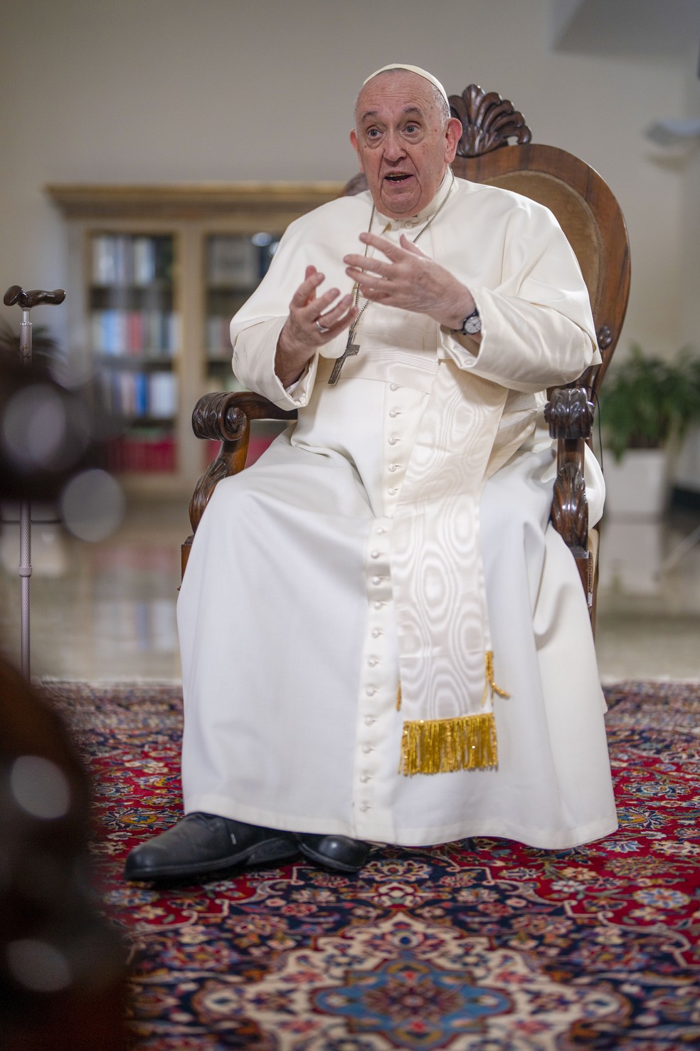 Papa Francisco durante entrevista exclusiva para a Associated Press de dentro do Vaticano em 24 de janeiro de 2023 — Foto: Domenico Stinellis/AP