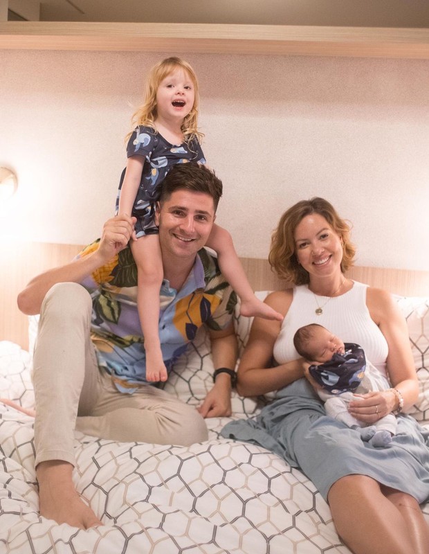 Juliana Góes com o marido, Christian Wolthers, e os filhos Anne Liv e Liam (Foto: MR Fotografia)