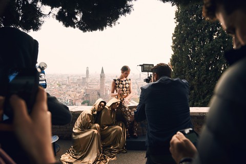 A Lança Perfume se inspirada em grandes obras literárias e fotografa de Verona e Veneza a sua nova coleção de primavera-verão 2017. Confira um dos cliques dos bastidores do shooting acima!