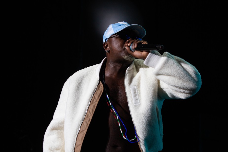 Rapper Djonga faz show gratuito em Ramos em comemoração aos 30 anos do AfroReggae