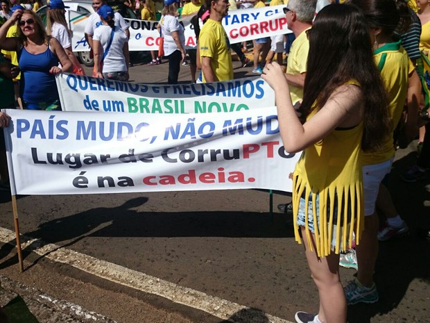 Com faixas e cartazes, os manifestantes começaram a caminhada em Bauru  (Foto: Ana Carolina Levorato/ G1)