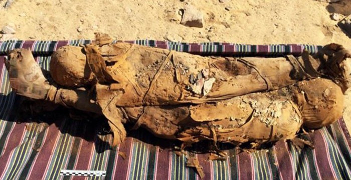 Duas das múmias encontradas (Foto: Ministério das Antiguidades do Egito)
