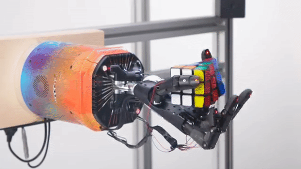 Mão robótica desenvolvida pelo Google é capaz de resolver um cubo mágico (Foto: Open AI )