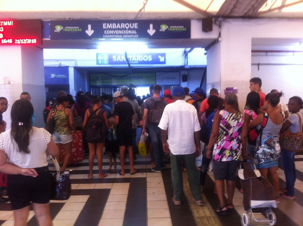 Ferry boat tem espera de 3h para embarque de veículos e de 1h para embarque de pedestres no terminal de Salvador — Foto: Dalton Soares/TV Bahia