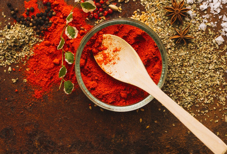 A páprica pode ser bem vermelha ou alaranjada, a depender do pimentão-doce utilizado em sua produção