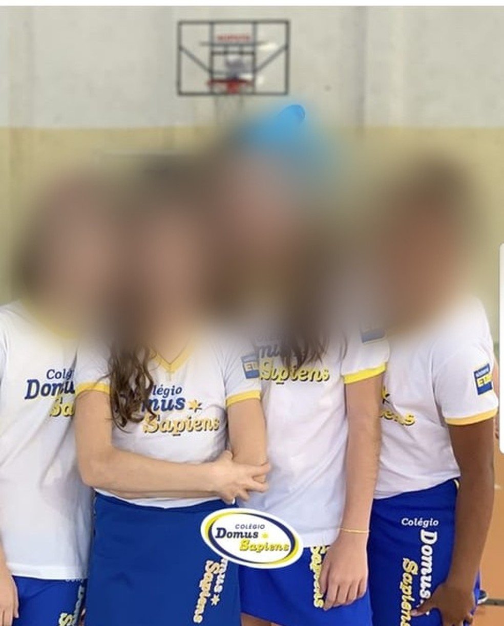 Escola fez uma nova publicação com a foto das alunas — Foto: Reprodução/Instagram