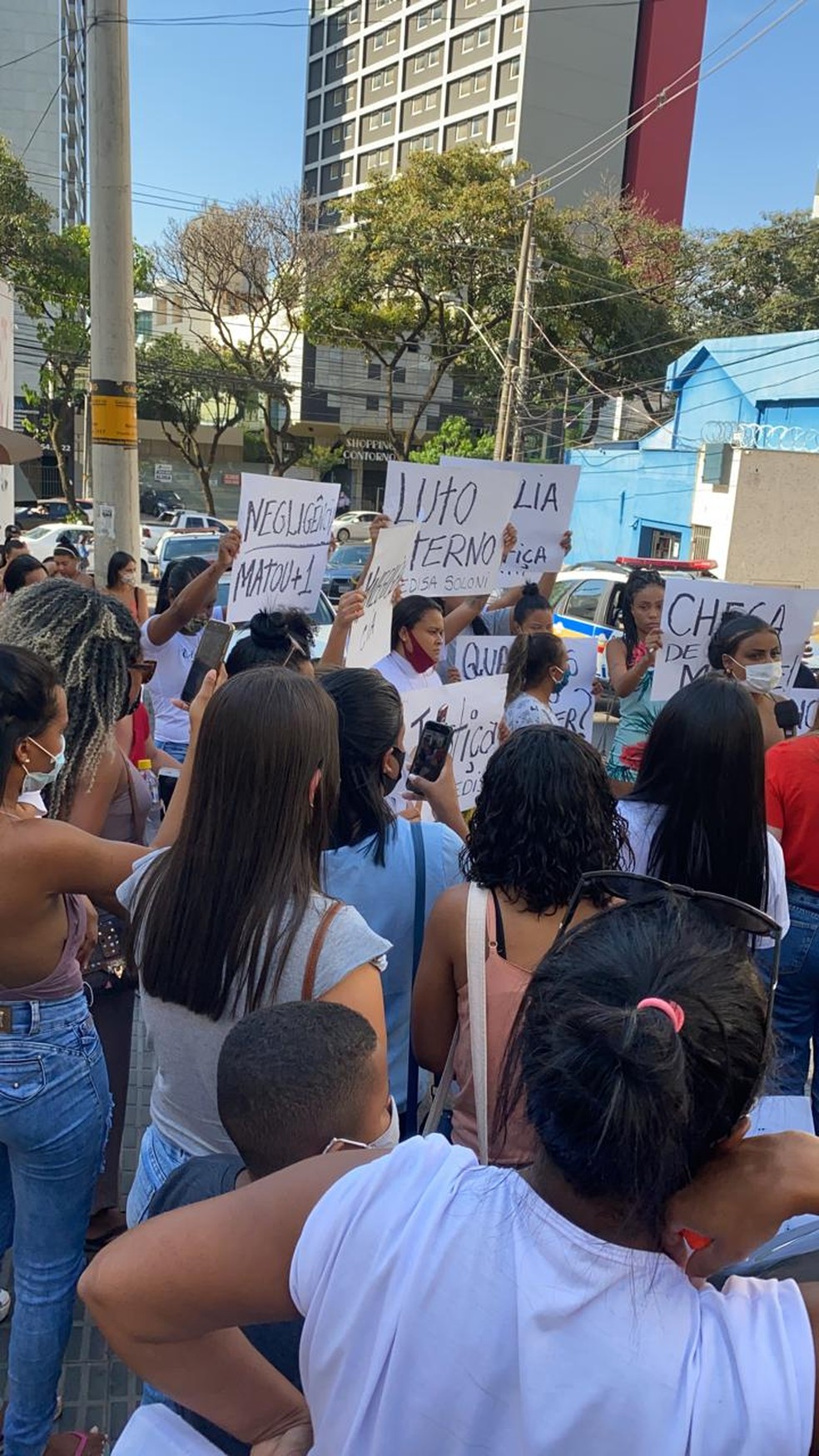 Familiares e amigos de Edisa protestam na porta da clínica no bairro Savassi, na Região Centro-Sul de BH  — Foto: Arquivo pessoal/ Silvana Mota Pereira