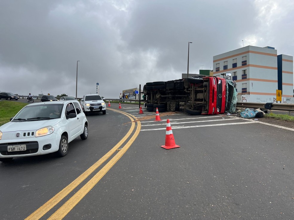 Passageiro não ficou ferido e carga não ficou esparramada em Marília — Foto: Fábio Modesto/TV TEM