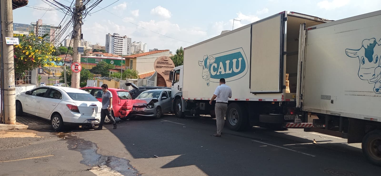 VÍDEO mostra caminhão batendo em carros após perder os freios em Uberlândia