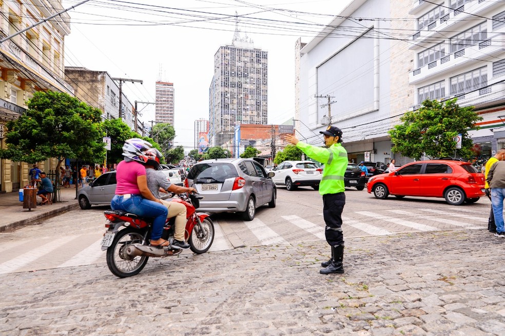Agente de trânsito no Centro de Manaus — Foto: João Viana/Semcom