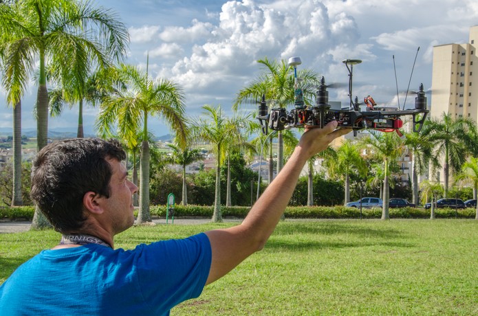 Professor Alessando Mendes, da Univap, utilizando um drone (Foto: Divulgação/Rafael Freitas)