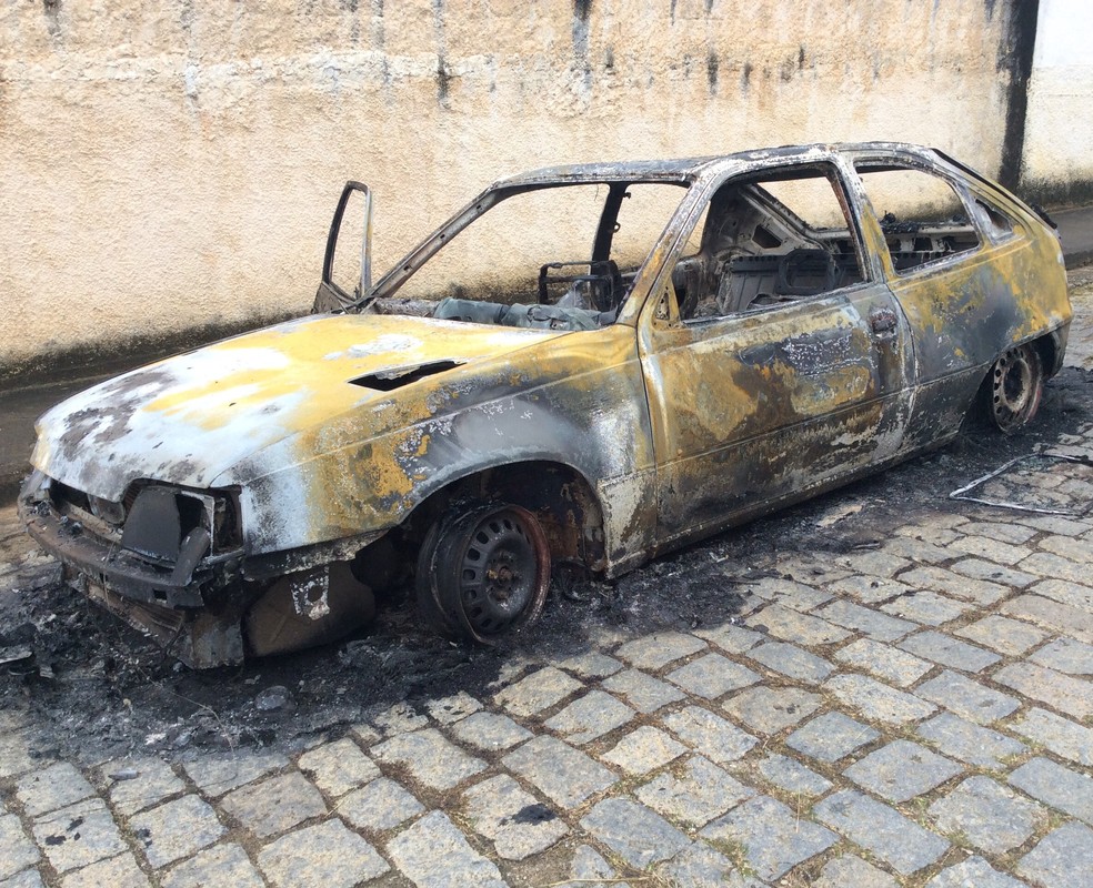 Carro foi incendiado por assaltantes (Foto: Bruno Pellegrine/TV Vanguarda )