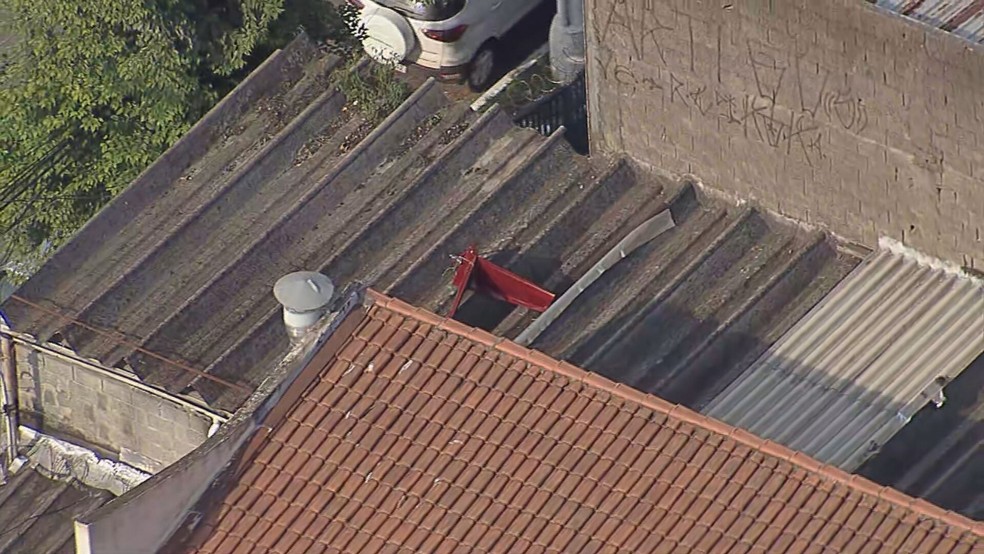Possíveis peças do helicóptero que caiu na Zona Oeste em telhado da região  — Foto: Reprodução/TV Globo