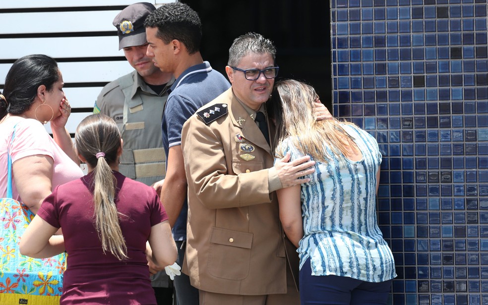 Mulher é consolada na frente do Colégio Goyases após a tragédia (Foto: Cristiano Borges/O Popular/Estadão Conteúdo)