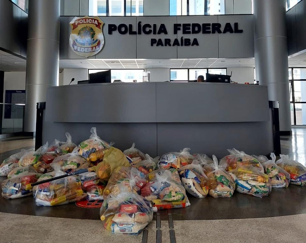 Polícia apreendeu 109 cestas básicas e materiais de campanha nesta quinta-feira (27) — Foto: Divulgação/Polícia Federal da Paraíba
