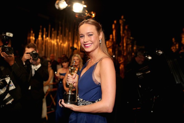 A atriz Brie Larson com seu Oscar (Foto: Getty Images)