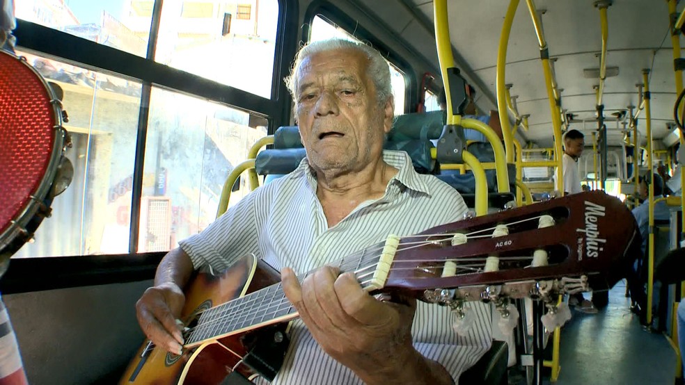Música estimula a atenção e a coordenação dos idosos — Foto: Reprodução/TV Gazeta