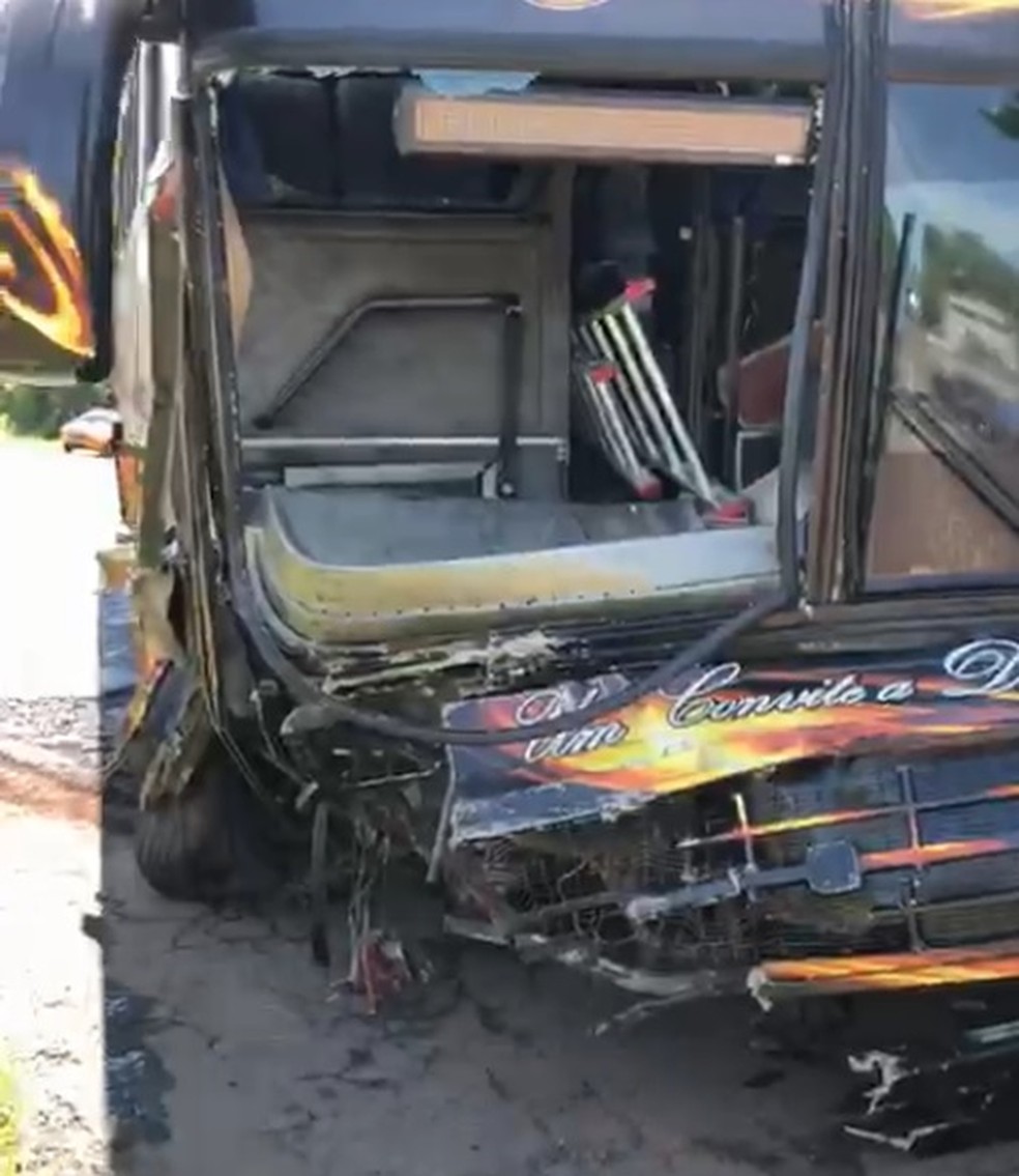 Parte da frente do ônibus ficou destruída após a batida com um carro em Venâncio Aires — Foto: Arquivo Pessoal