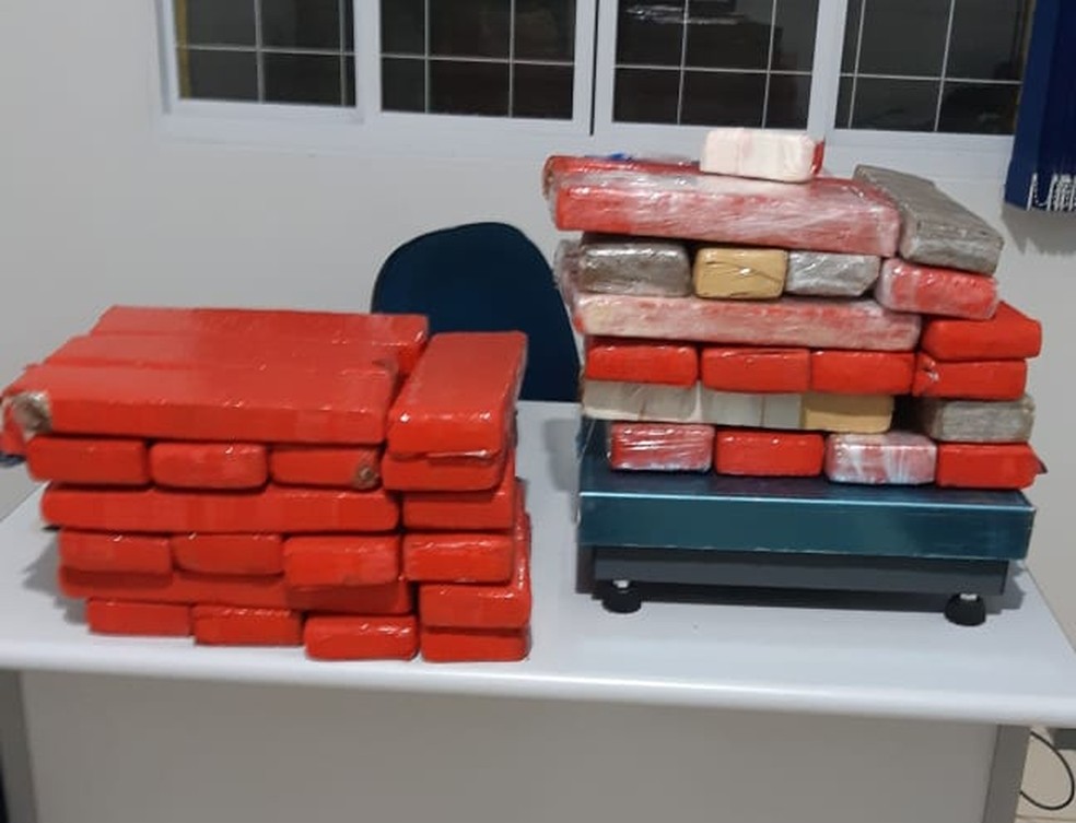 Tijolos de maconha foram apreendidos em Ourinhos  — Foto: Polícia Rodoviária Federal / Divulgação 