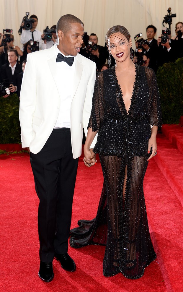 O casal Jay-Z e Beyoncé no 'Met Gala', baile de luxo no Museu de Arte Metropolitan, de Nova York. (Foto: Dimitrios Kambouris/France Presse)