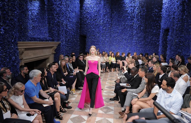PARIS, FRANCE - JULY 02:  A model walks the runway at the Christian Dior Autumn Winter 2012 fashion show during Paris Haute Couture Fashion Week on July 2, 2012 in Paris, France.  (Photo by Chris Moore/Catwalking/Getty Images) (Foto: Getty Images)