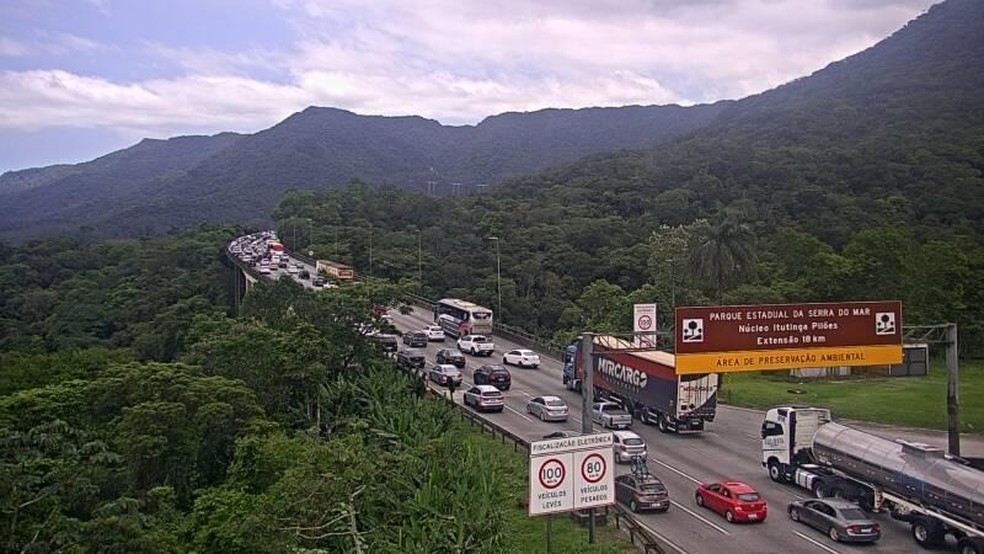 Motoristas enfrentam congestionamento na saída da Baixada Santista, no litoral paulista, em direção à Capital — Foto: Ecovias/Divulgação