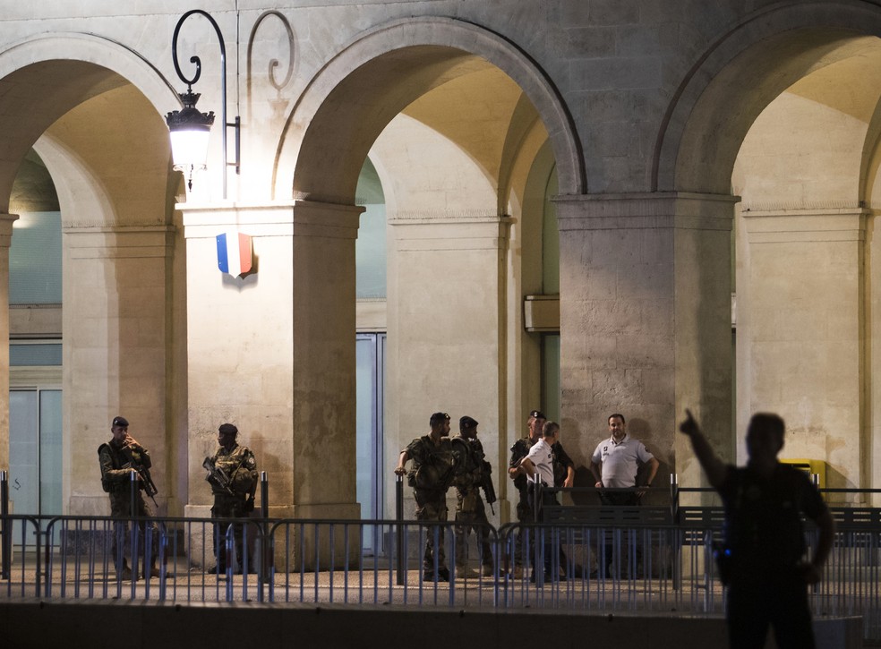 Estação de trem de Nimes, França: policiais e soldados aguardam do lado de fora da estação após sua evacuação (Foto: JAIME REINA / AFP)