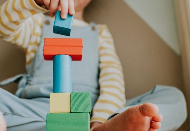 Aprender manipulando objetos não deve se restringir a crianças pequenas, pois é uma forma eficaz de ajudar o cérebro a pensar melhor (Foto: Getty Images via BBC News)