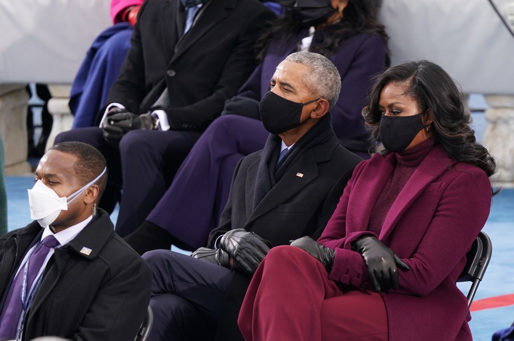 O ex-presidente dos EUA Barack Obama e sua esposa Michelle Obama participam da posse de Joe Biden como o 46º presidente dos Estados Unidos na Frente Oeste do Capitólio dos EUA, em Washington, nesta quarta (20)   — Foto: Kevin Lamarque/Reuters