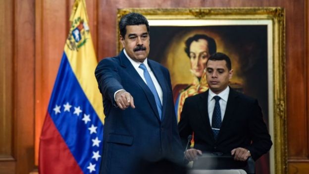 BBC - O governo de Nicolás Maduro, na Venezuela, pode enfrentar dificuldades econômicas adicionais se a queda dos preços de petróleo se mantiver (Foto: Getty Images via BBC News)