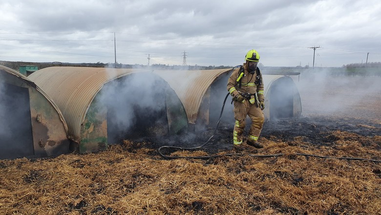 Fogo na Inglaterra (Foto: North Yorkshire Fire & Rescue Service/Divulgação)
