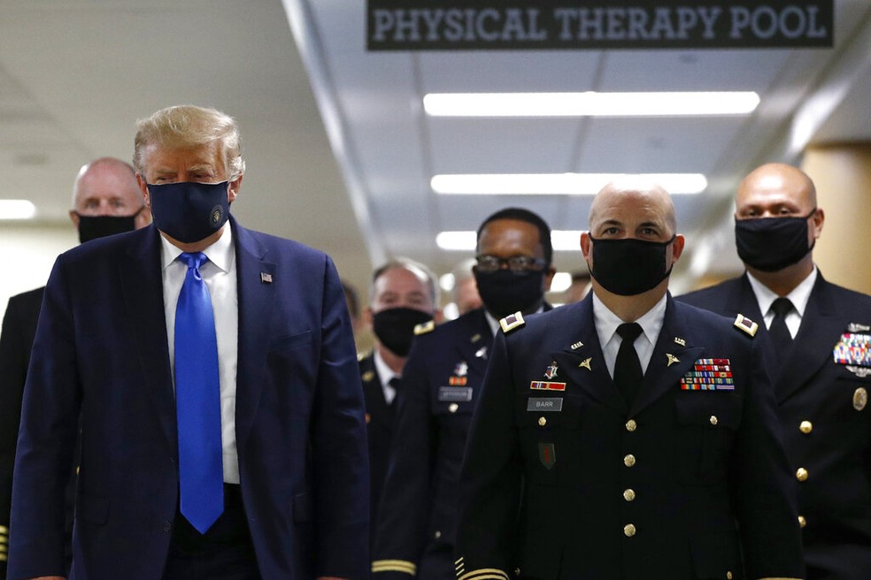 Trump aparece pela primeira vez em público usando máscara — Foto: Associated Press