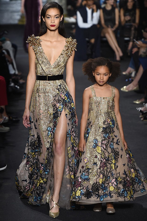 Couture outfits for mother and daughter appeared in many looks for the Autumn/Winter 2016 collection (Foto: InDigital)