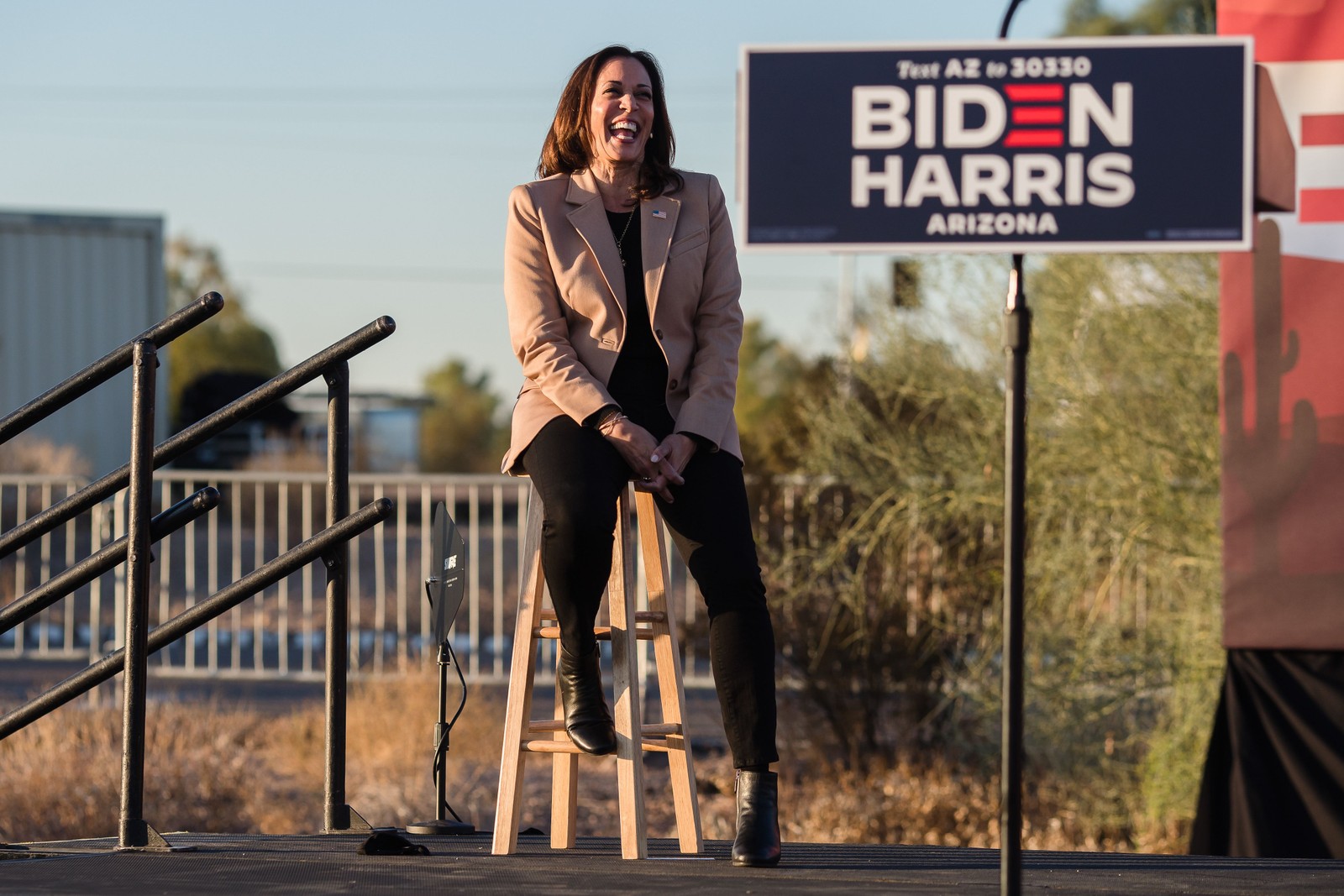 Harris ri antes de falar durante um comício de campanha drive-in em Phoenix, Arizona, em 28 de outubro. Ela se formou em direito na Universidade Howard, em Washington, um ícone da cultura negra nos Estados UnidosAFP