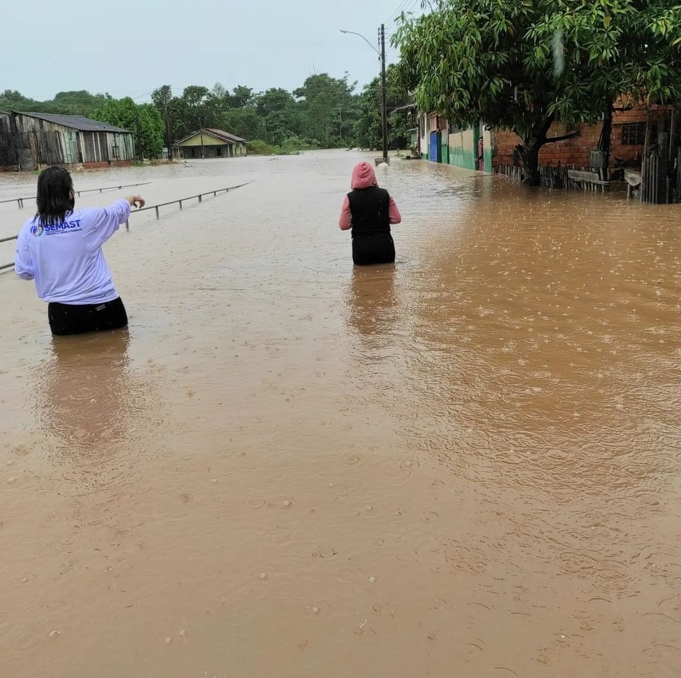 Moradora é retirada de área em Cacoal  — Foto: Semast/Divulgação