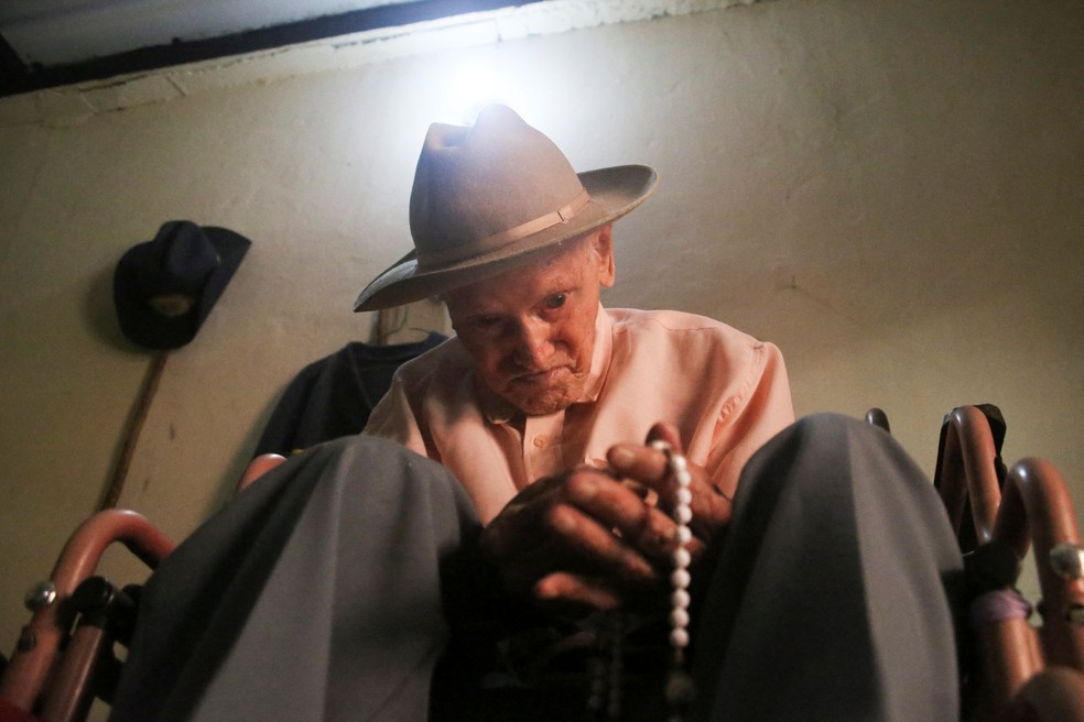 Juan Vicente Mora, o homem mais velho do mundo segundo o Guinness, prestes a completar 113 anos, em 24 de maio de 2022 — Foto: Eduardo Ramirez/Reuters