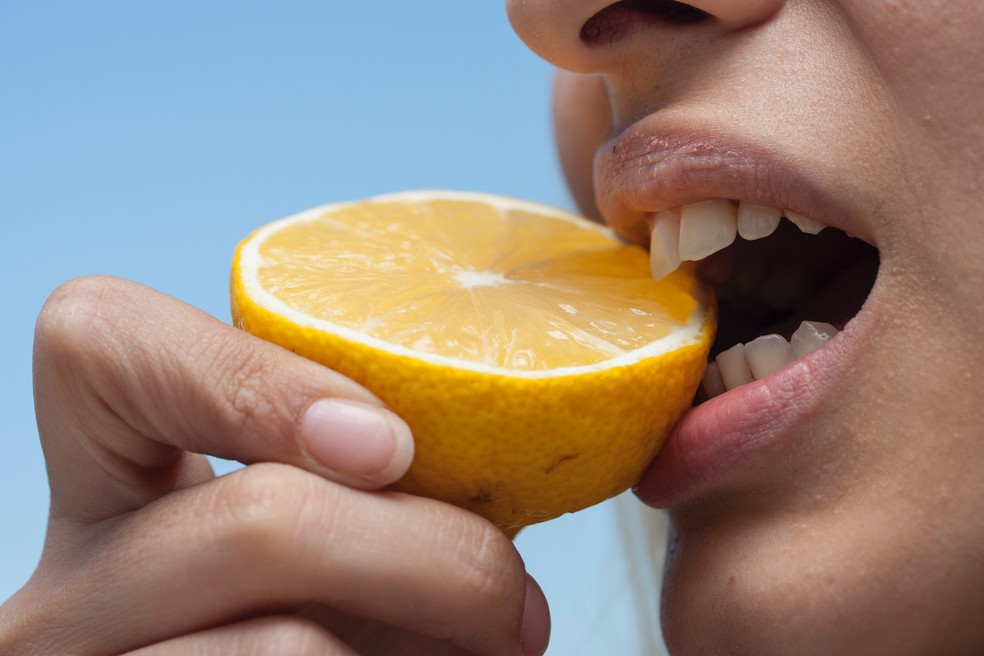 Roer as unhas pode causar a alteração no alinhamento dos dentes — Foto: Unsplash