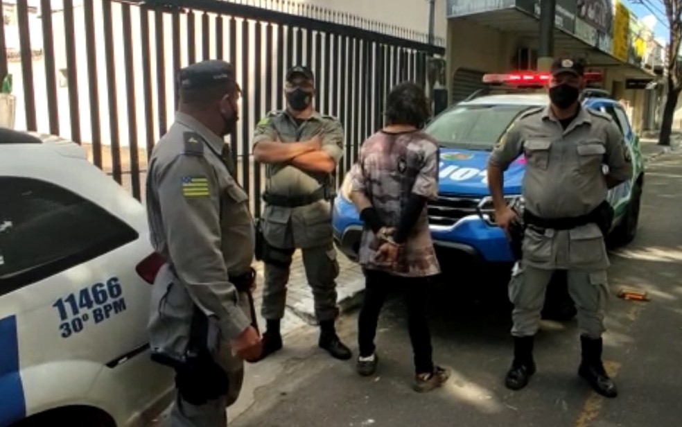 Suspeito de 44 anos foi preso em flagrante após agredir a esposa e colocar fogo na casa, em Goiânia — Foto: Polícia Militar/Divulgação