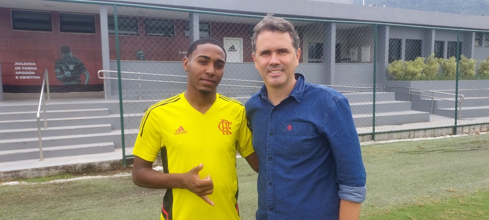 Luiz Carlos foi dar um abra&ccedil;o em Lorran, do Flamengo, ap&oacute;s o garoto dar entrevista ao ge no Ninho do Urubu &mdash; Foto: Fred Gomes