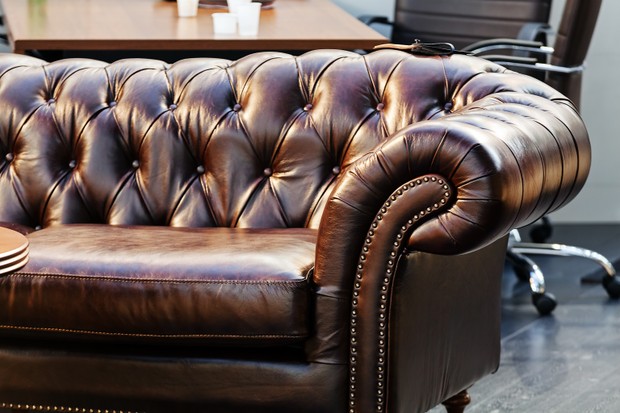 Detail of classic furniture sofa in living room. (Foto: Getty Images/iStockphoto)
