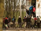 Centenas de imigrantes tentam entrar no eurotúnel na França