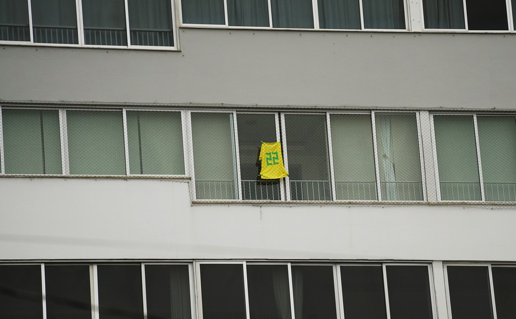 Camisa com o número de Jair Bolsonaro pendurada na janela de apartamento na Avenida Atlântica, Zona Sul do RJ — Foto: Marcos Serra Lima/g1