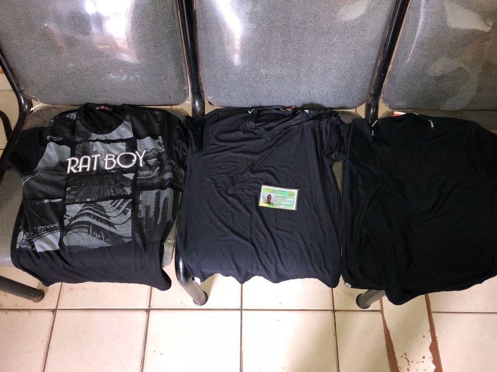 Agentes encontraram três camisas pretas sendo transportadas dentro de fraldas descartáveis (Foto: Divulgação/Sindapen)