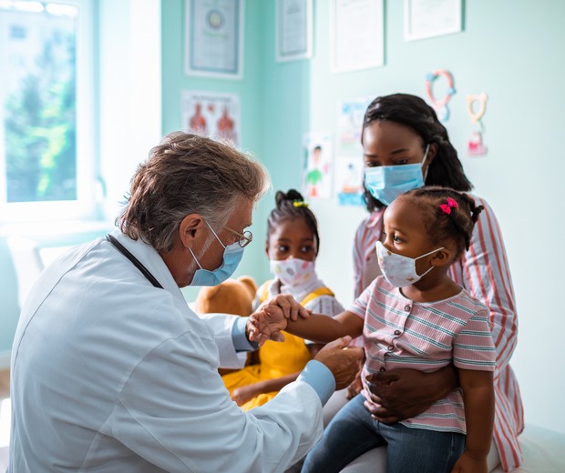 Rotina de consultas ao pediatra é fundamental para a saúde e o pleno desenvolvimento da criança (Foto: Getty Images)