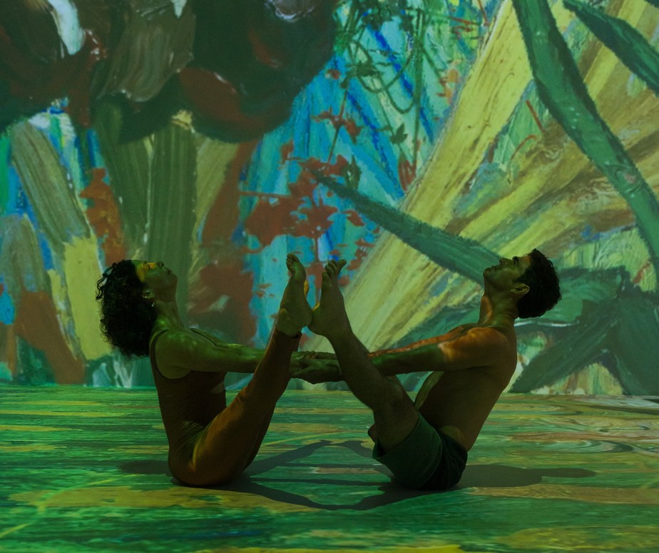 Professores de ioga, Juliana Tigre e Antônio Terra darão aula no salão principal da 'Van Gogh live 8k' no dia 20 de agosto