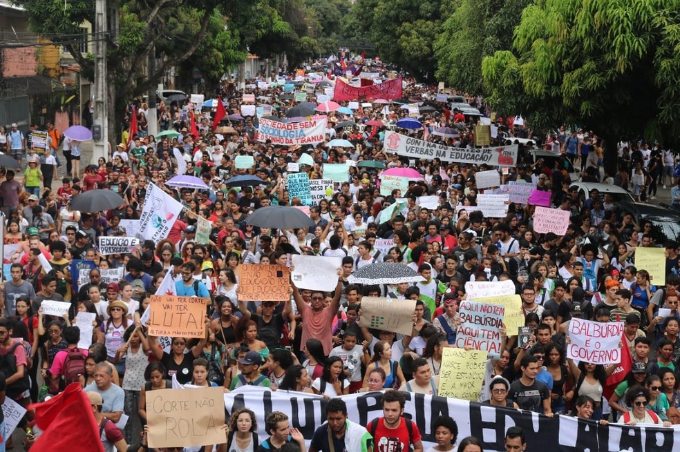Cerca de 10 mil estudantes foram as ruas durante o protesto. — Foto: Kleyton Silva/ Ascom Sindtifes