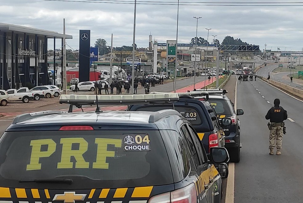 Trechos de rodovias do Paraná permanecem bloqueados por protestos contra resultado das eleições — Foto: Divulgação/PRF