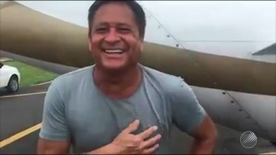 Resultado de imagem para Vídeo -Avião do cantor Leonardo atola em aeroporto da Bahia
