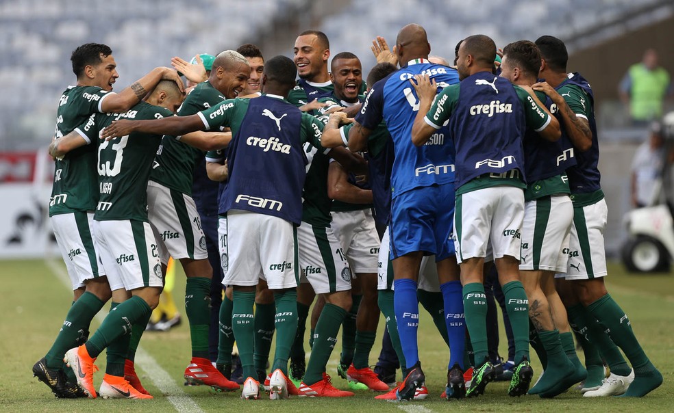 Jogadores comemoram gol de Bruno Henrique contra o Atlético-MG — Foto: Cesar Greco/Ag. Palmeiras