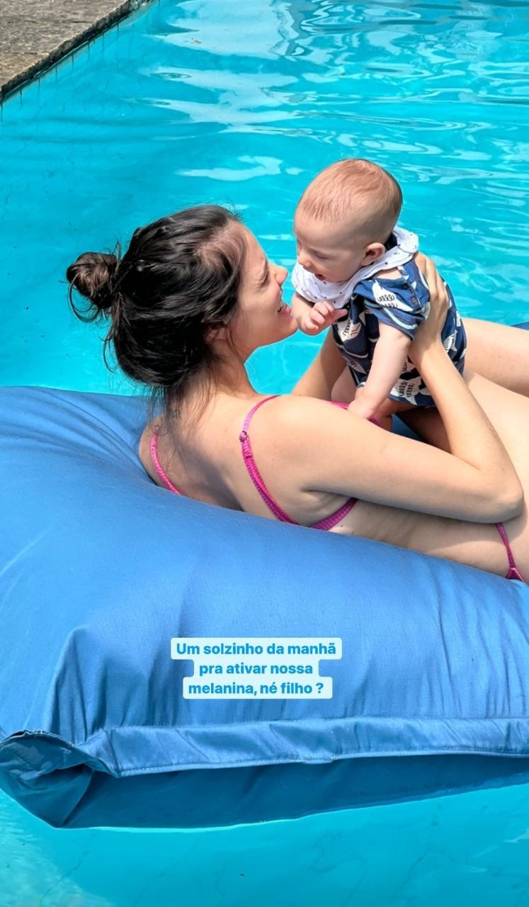 Laura Neiva curte piscina com caçula (Foto: Instagram)